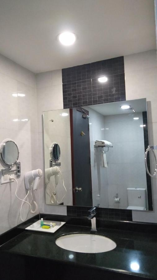 Rouba Residency Hotel Ponnāni Exteriör bild